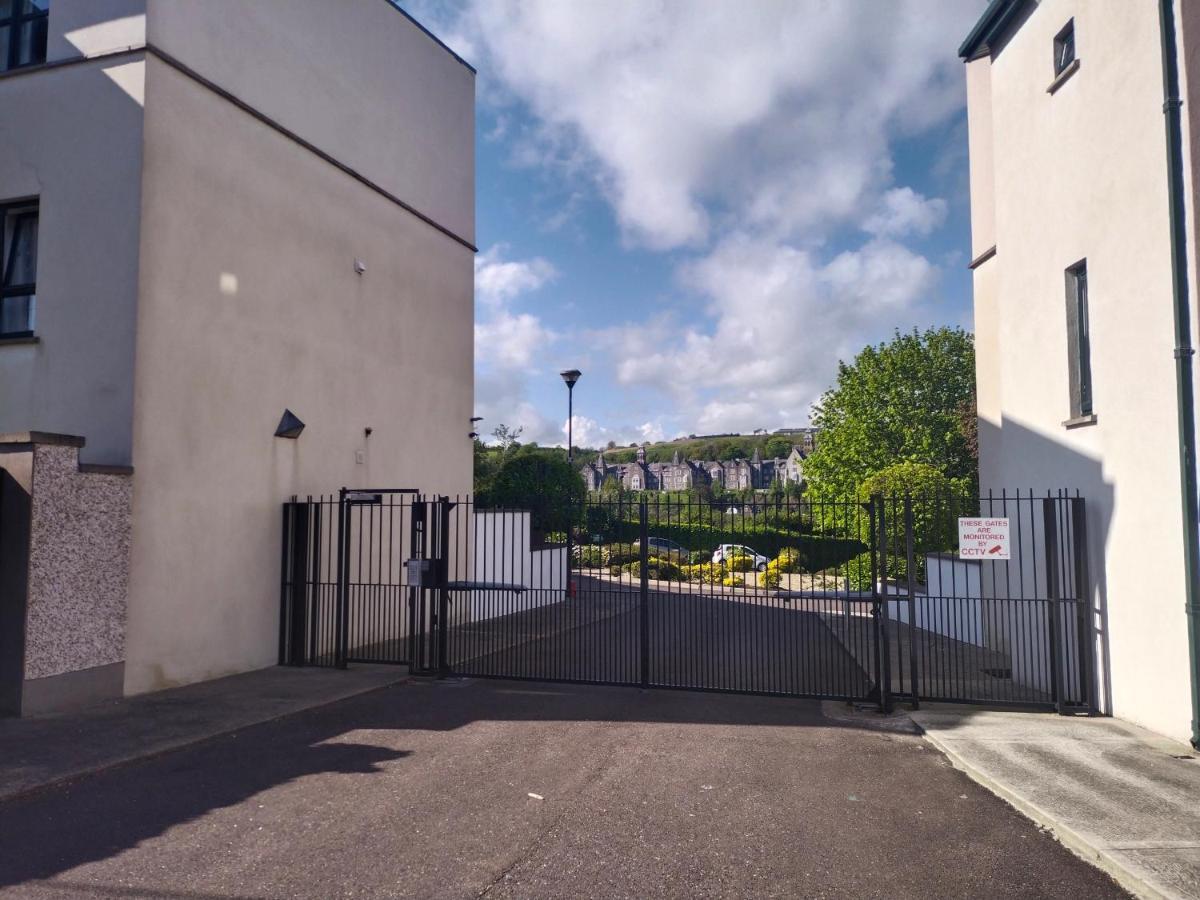 Crescent Apartments Homestay Cork Bagian luar foto
