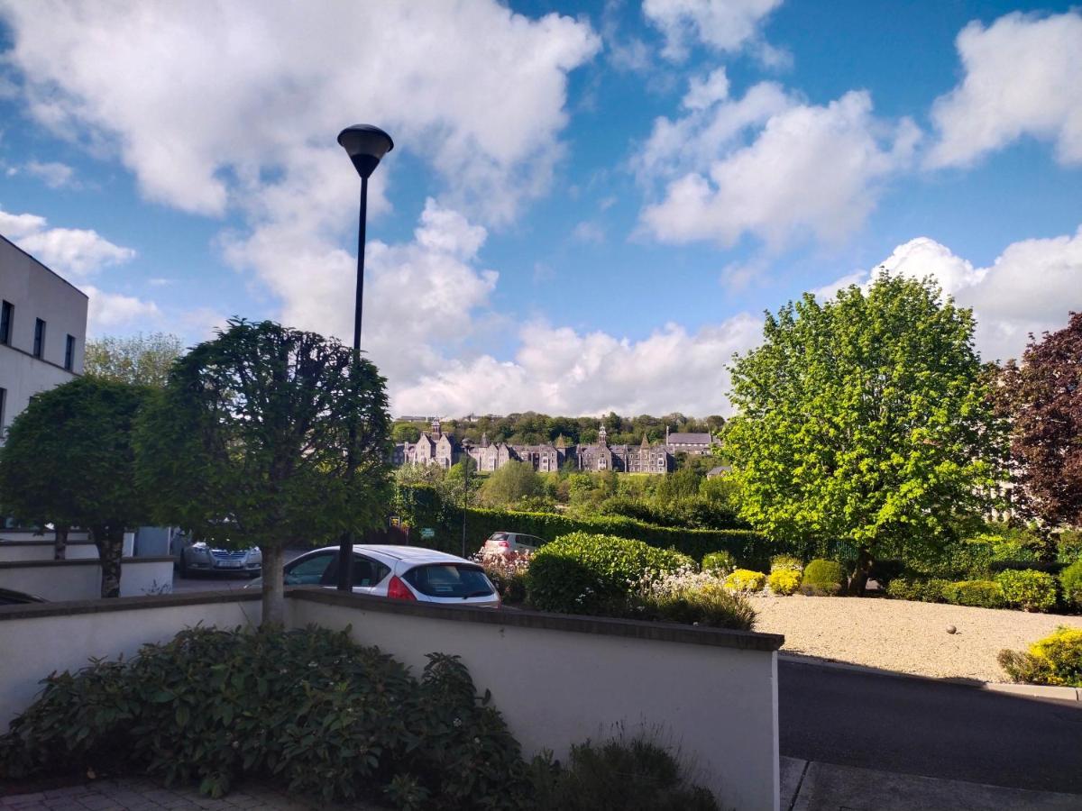 Crescent Apartments Homestay Cork Bagian luar foto