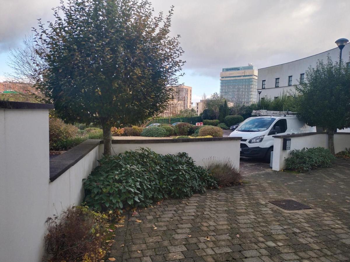 Crescent Apartments Homestay Cork Bagian luar foto